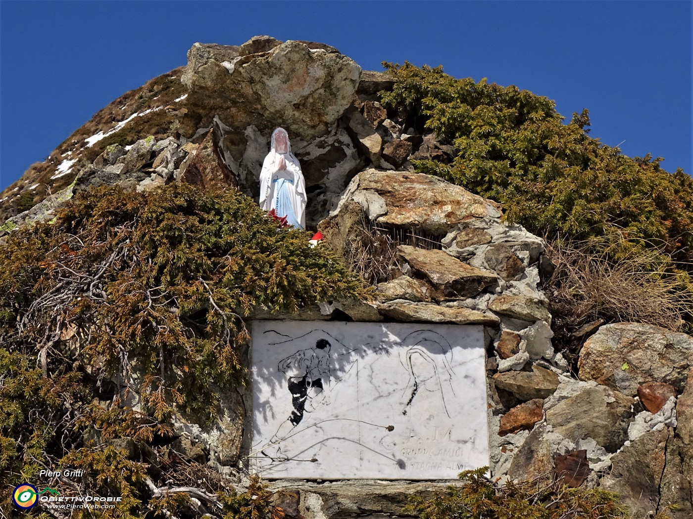 43 Alla Forcella Rossa (2055 m) con la Madonnina del G.A.M.A. - Gruppo Amici Montagna Alme.JPG